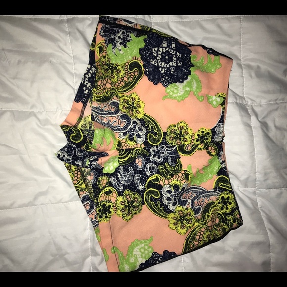 patterned shorts - Picture 2 of 2